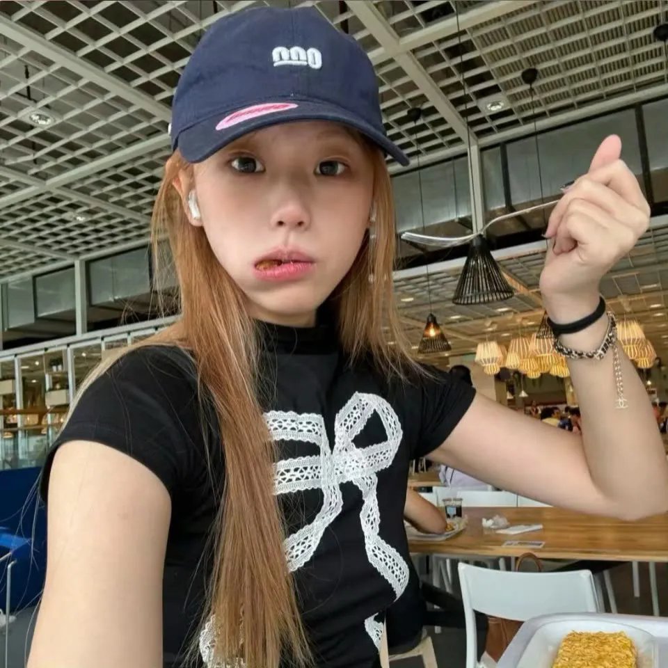 女跳水队员